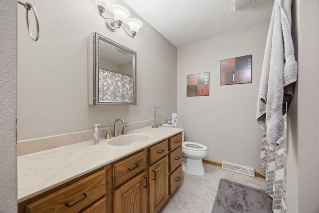 1043 N Wuthering Hills Drive, Janesville, WI 53546