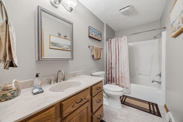 1043 N Wuthering Hills Drive, Janesville, WI 53546