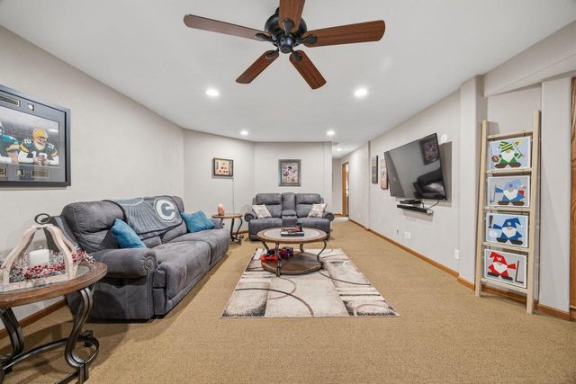 1043 N Wuthering Hills Drive, Janesville, WI 53546