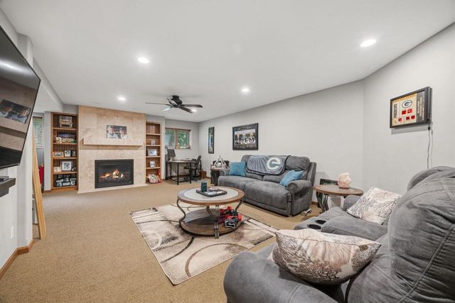 1043 N Wuthering Hills Drive, Janesville, WI 53546