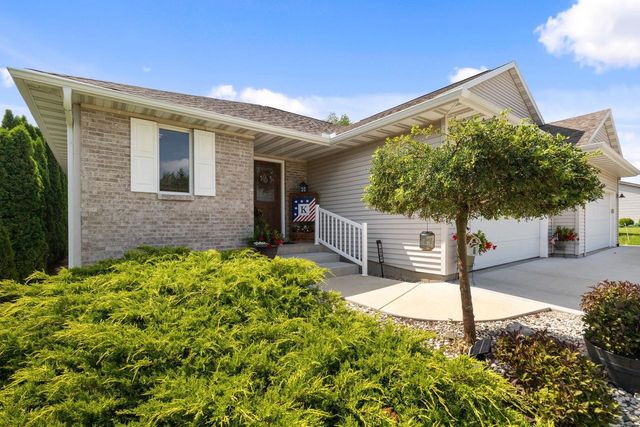 1043 N Wuthering Hills Drive, Janesville, WI 53546