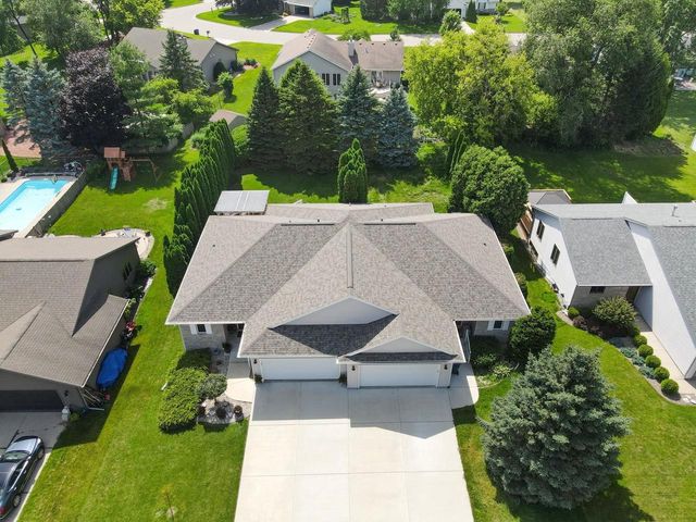 1043 N Wuthering Hills Drive, Janesville, WI 53546