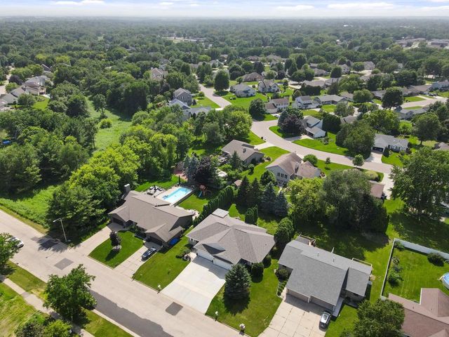 1043 N Wuthering Hills Drive, Janesville, WI 53546