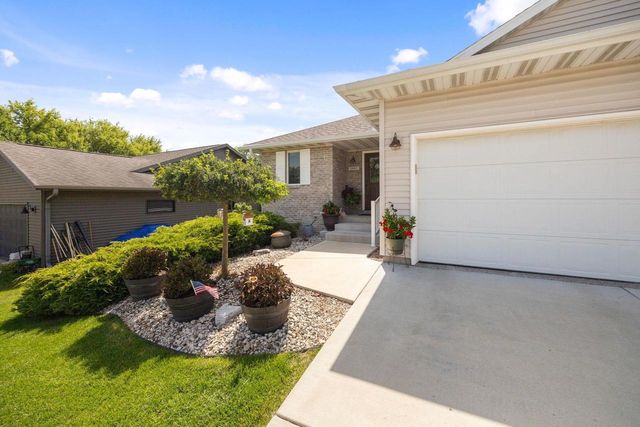 1043 N Wuthering Hills Drive, Janesville, WI 53546
