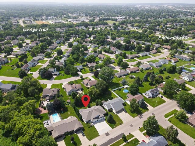 1043 N Wuthering Hills Drive, Janesville, WI 53546