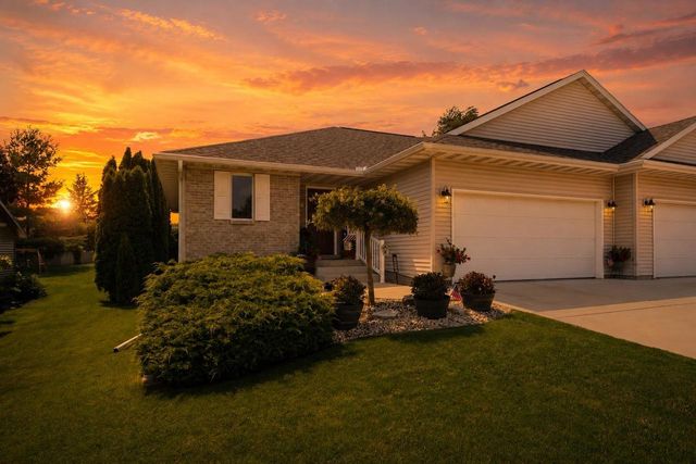1043 N Wuthering Hills Drive, Janesville, WI 53546