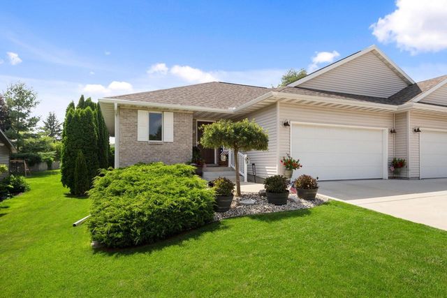 1043 N Wuthering Hills Drive, Janesville, WI 53546