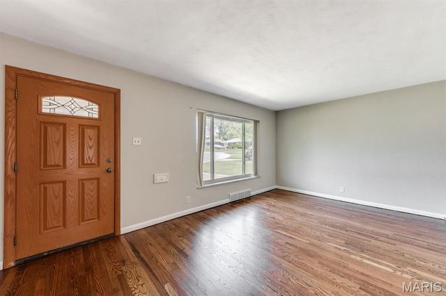 10102 Maryvale Lane, St Louis, MO 63123