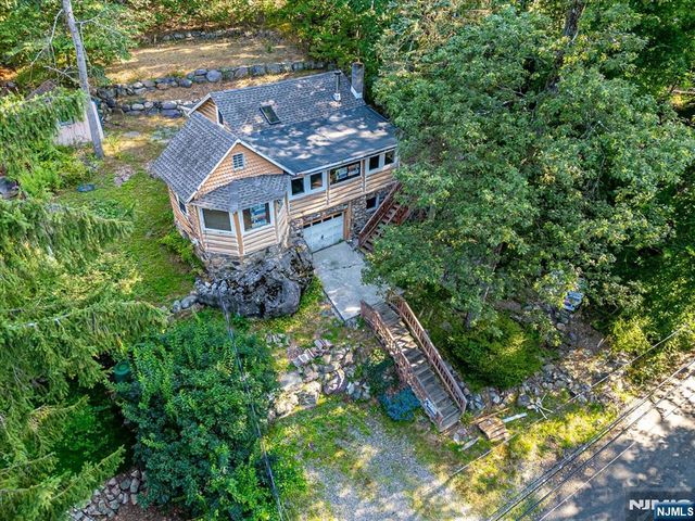 17 Pheasant Lane, West Milford, NJ 07480