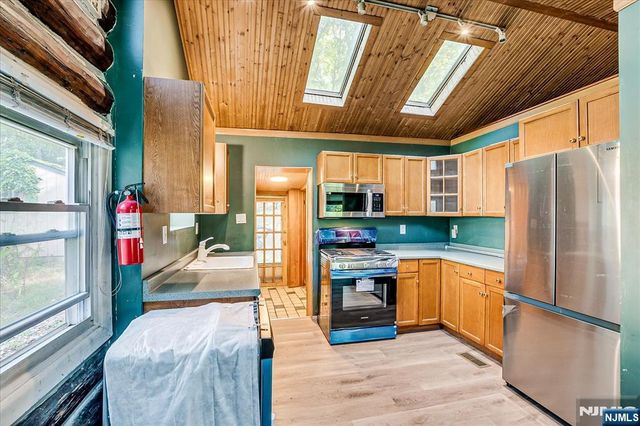 17 Pheasant Lane, West Milford, NJ 07480