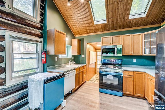 17 Pheasant Lane, West Milford, NJ 07480