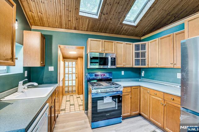 17 Pheasant Lane, West Milford, NJ 07480