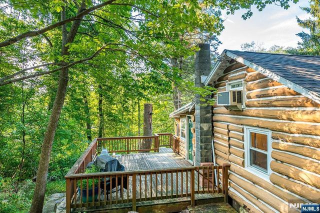 17 Pheasant Lane, West Milford, NJ 07480