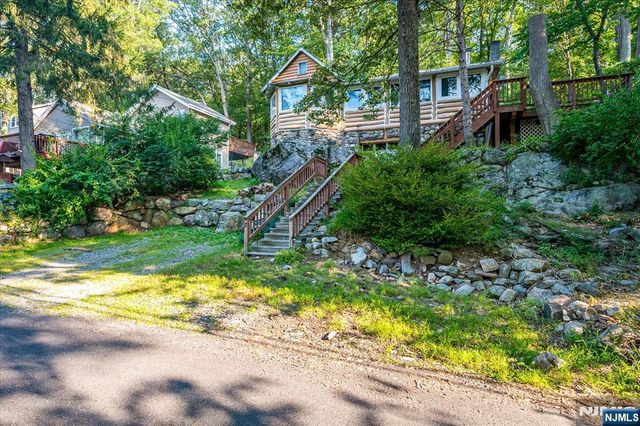 17 Pheasant Lane, West Milford, NJ 07480