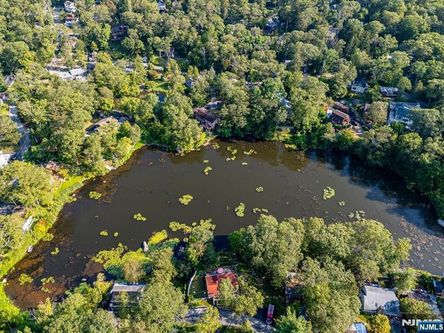 17 Pheasant Lane, West Milford, NJ 07480