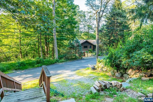 17 Pheasant Lane, West Milford, NJ 07480