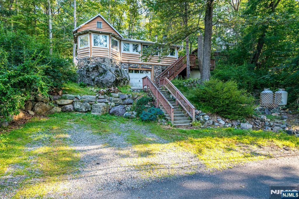 17 Pheasant Lane, West Milford, NJ 07480