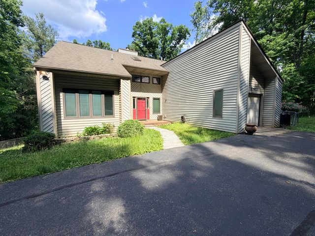 1051 Windfield LN, Wirtz, VA 24184