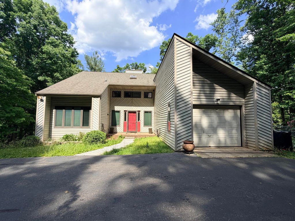 1051 Windfield LN, Wirtz, VA 24184