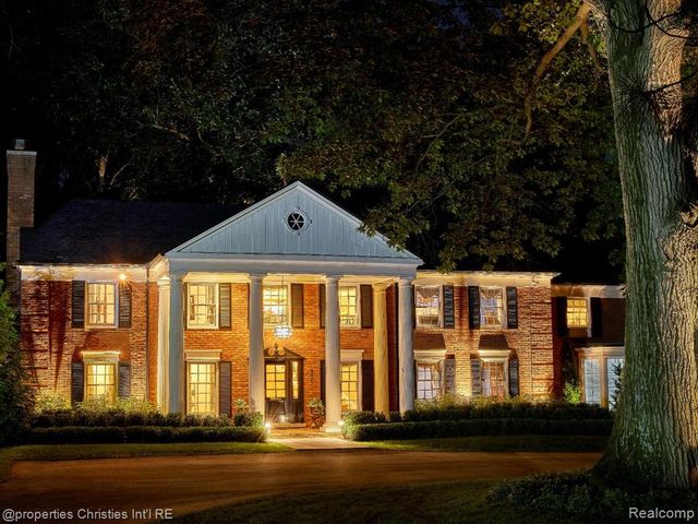 950 E Glengarry Circle, Bloomfield Hills, MI 48301