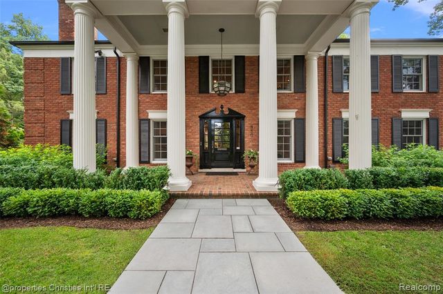 950 E Glengarry Circle, Bloomfield Hills, MI 48301