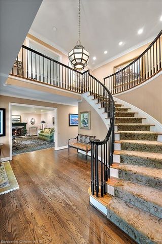 950 E Glengarry Circle, Bloomfield Hills, MI 48301