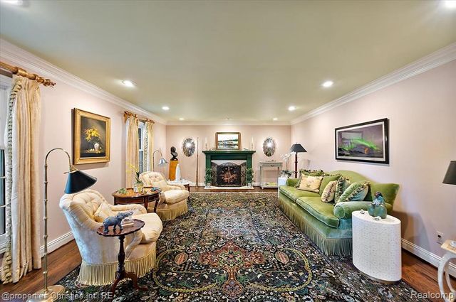 950 E Glengarry Circle, Bloomfield Hills, MI 48301