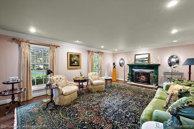 950 E Glengarry Circle, Bloomfield Hills, MI 48301