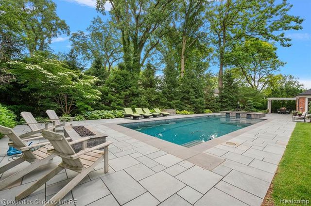 950 E Glengarry Circle, Bloomfield Hills, MI 48301
