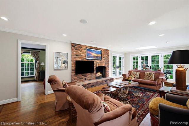 950 E Glengarry Circle, Bloomfield Hills, MI 48301