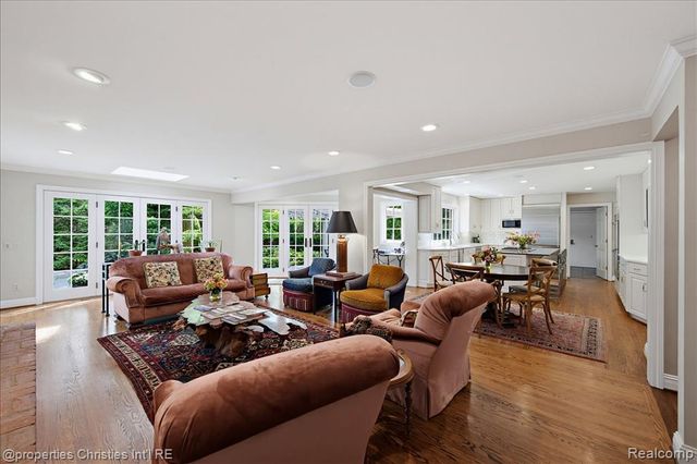 950 E Glengarry Circle, Bloomfield Hills, MI 48301