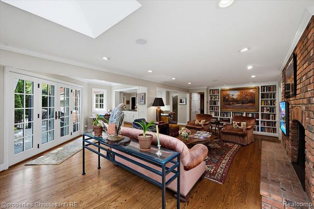 950 E Glengarry Circle, Bloomfield Hills, MI 48301