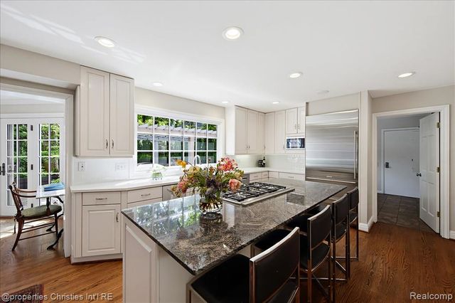 950 E Glengarry Circle, Bloomfield Hills, MI 48301