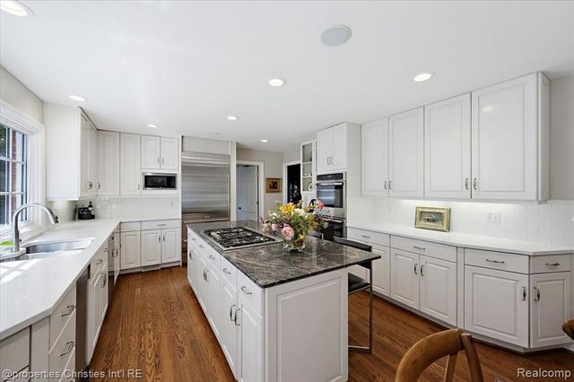 950 E Glengarry Circle, Bloomfield Hills, MI 48301