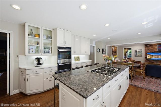 950 E Glengarry Circle, Bloomfield Hills, MI 48301