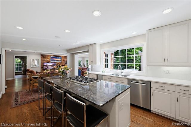 950 E Glengarry Circle, Bloomfield Hills, MI 48301