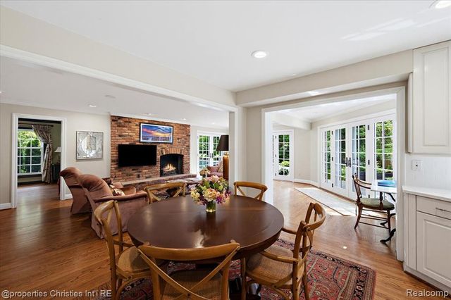950 E Glengarry Circle, Bloomfield Hills, MI 48301