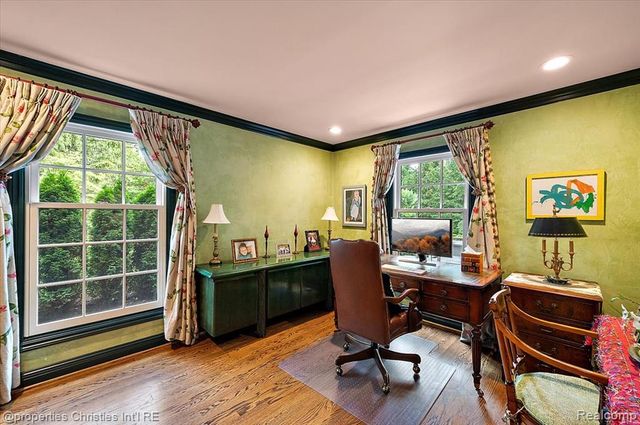 950 E Glengarry Circle, Bloomfield Hills, MI 48301