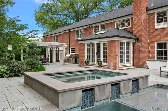 950 E Glengarry Circle, Bloomfield Hills, MI 48301