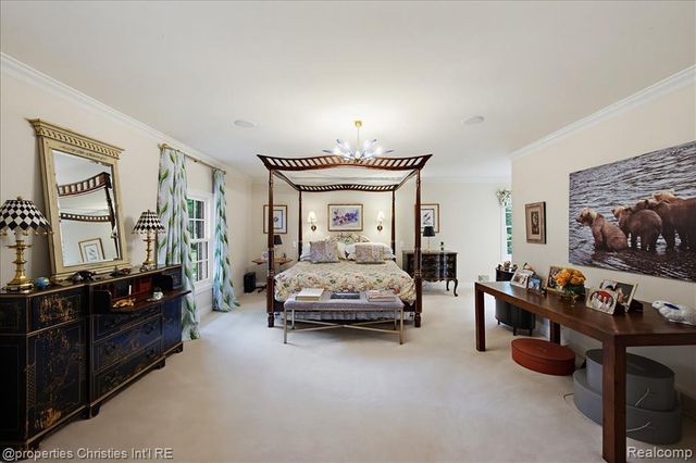 950 E Glengarry Circle, Bloomfield Hills, MI 48301