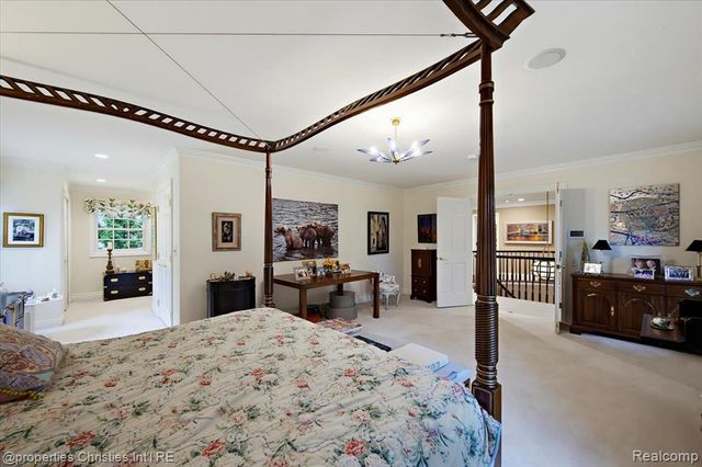 950 E Glengarry Circle, Bloomfield Hills, MI 48301