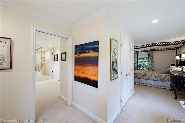 950 E Glengarry Circle, Bloomfield Hills, MI 48301