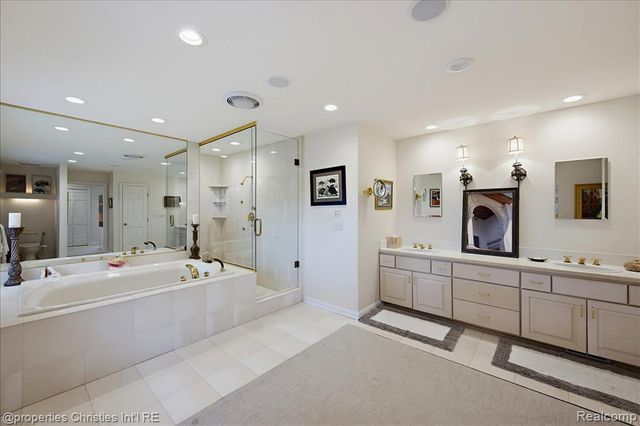 950 E Glengarry Circle, Bloomfield Hills, MI 48301