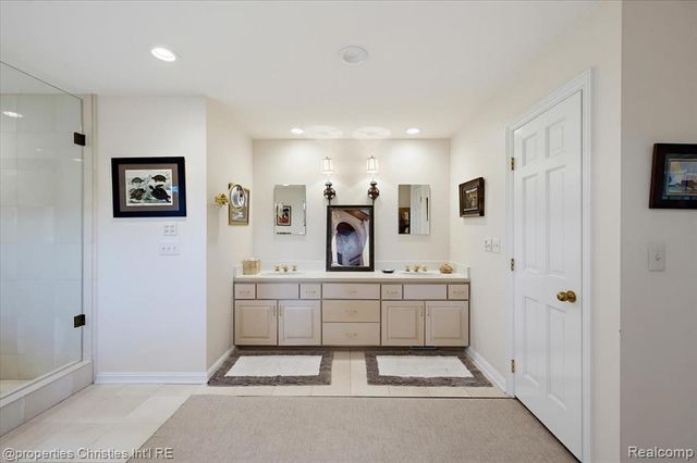 950 E Glengarry Circle, Bloomfield Hills, MI 48301
