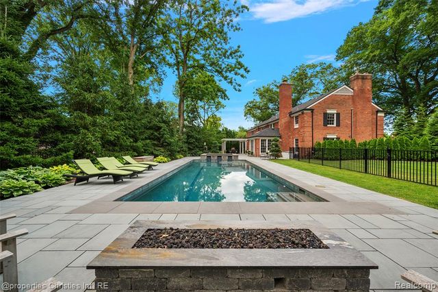 950 E Glengarry Circle, Bloomfield Hills, MI 48301