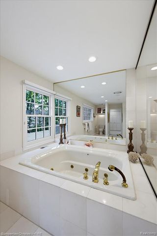 950 E Glengarry Circle, Bloomfield Hills, MI 48301