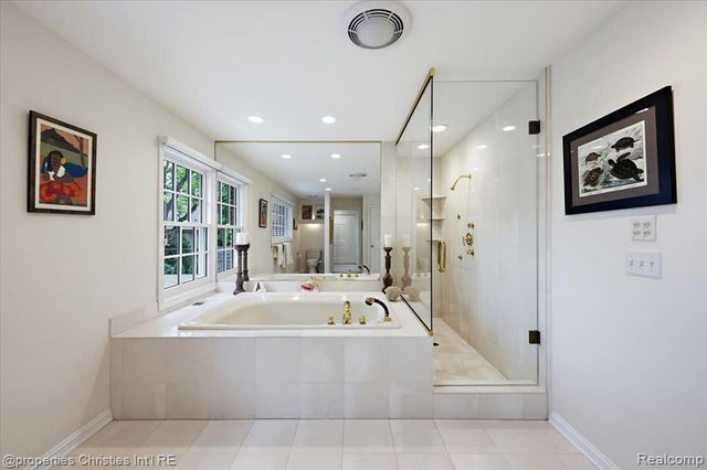 950 E Glengarry Circle, Bloomfield Hills, MI 48301