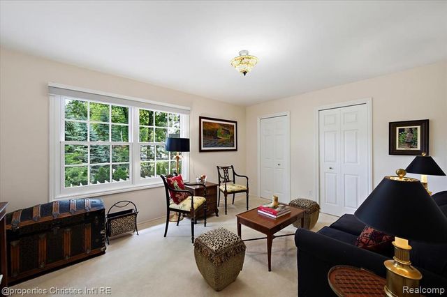 950 E Glengarry Circle, Bloomfield Hills, MI 48301