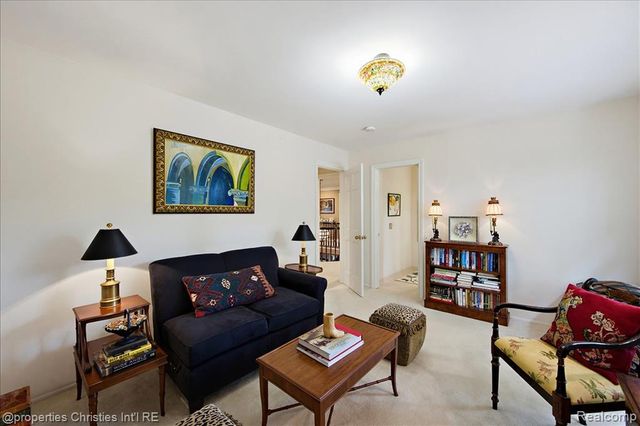 950 E Glengarry Circle, Bloomfield Hills, MI 48301