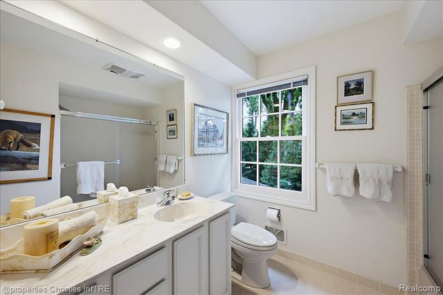 950 E Glengarry Circle, Bloomfield Hills, MI 48301